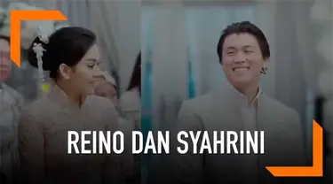 Media sosial dihebohkan dengan beredarnya momen romantis nan mesra Reino Barrack dan Syahrini saat lamaran.