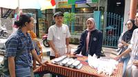 Mahasiswa Poliwangi Banyuwangi ikut berjualan di poasar takjil Ramadhan Street Food (Hermawan Arifianto/Liputan6.com)