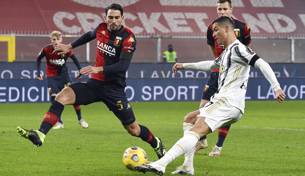 Striker Juventus, Cristiano Ronaldo, melepaskan tendangan saat melawan Genoa pada laga Liga Italia di Stadion Luigi-Ferraris, Senin (14/12/2020). Juventus menang dengan skor 1-3. (Tano Pecoraro/LaPresse via AP)