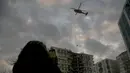 <p>Seorang anggota pasukan khusus mencoba mendaratkan helikopter di sebuah bangunan rusak yang diperkirakan berisi beberapa hewan di Diyarbakir, Turki tenggara (22/2/2023). Para pecinta hewan di kota Turki yang porak-poranda akibat gempa mematikan memprotes pada 22 Februari 2023, setelah pejabat berusaha menghancurkan bangunan rusak yang diduga berisi beberapa hewan, koresponden AFP melihat. (AFP/Ilyas Akengin)</p>