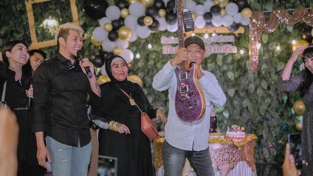 Sudah Lamaran, Ini 6 Momen Kedekatan Chevra Yolandi dan Keluarga Via Vallen