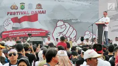Gubernur DKI Jakarta Anies Baswedan memberi sambutan dalam Festival Damai Millenial Road Safety di kawasan Monas, Jakarta, Minggu (23/6/2019). Festival ini untuk menyosialisasikan disiplin berlalu lintas serta merajut persatuan dan kesatuan, khususnya generasi milienial. (merdeka.com/Iqbal Nugroho)