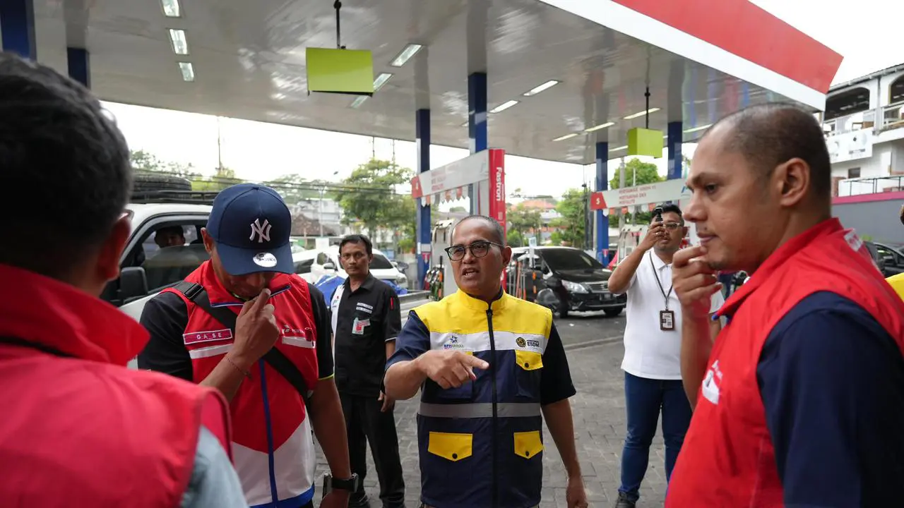 Kepala BPH Migas, Wahyudi Anas meninjau langsung pasokan BBM di jalur utama dan kawasan wisata Jawa Timur jelang Tahun Baru 2026. (Foto: BPH Migas)