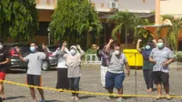 Pasien positif Covid-19 berstatus OTG di pusat isolasi BPSDMD Provinsi Jateng goyang badan untuk tingkatkan imun di depan panggung kemanusiaan empat kampus di Kota Semarang. (Foto: Liputan6.com/Humas Provinsi Jateng)