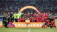 Selebrasi skuad Timnas Indonesia U-19 dengan trofi juara Piala AFF U-19 2024 usai mengalahkan Thailand U-19 pada laga final di Stadion Gelora Bung Tomo, Surabaya, Senin (29/7/2024). (Bola.com/Bagaskara Lazuardi)