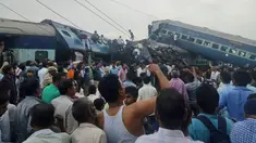 Polisi dibantu warga lokal mengevakuasi para korban dari sebuah kereta api yang tergelincir hingga keluar jalur di Negara Bagian Uttar Pradesh, India, Minggu (20/8). Sedikitnya lebih dari 20 penumpang tewas akibat kecelakaan tersebut. (AP Photo)
