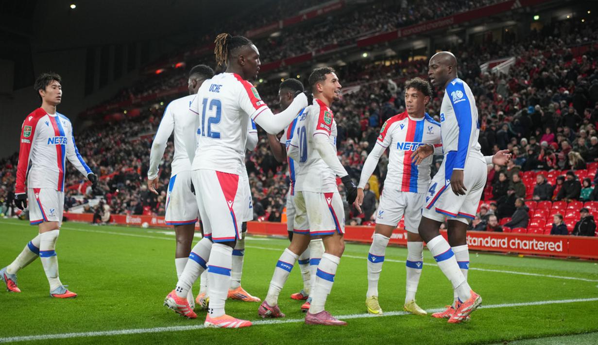 Gol-gol The Eagles dicetak oleh Ismaila Sarr pada menit ke-41 dan ke-45, sementara Yeremy Pino menambah derita tuan rumah lewat gol penutup di menit ke-88. (AP Photo/Jon Super)