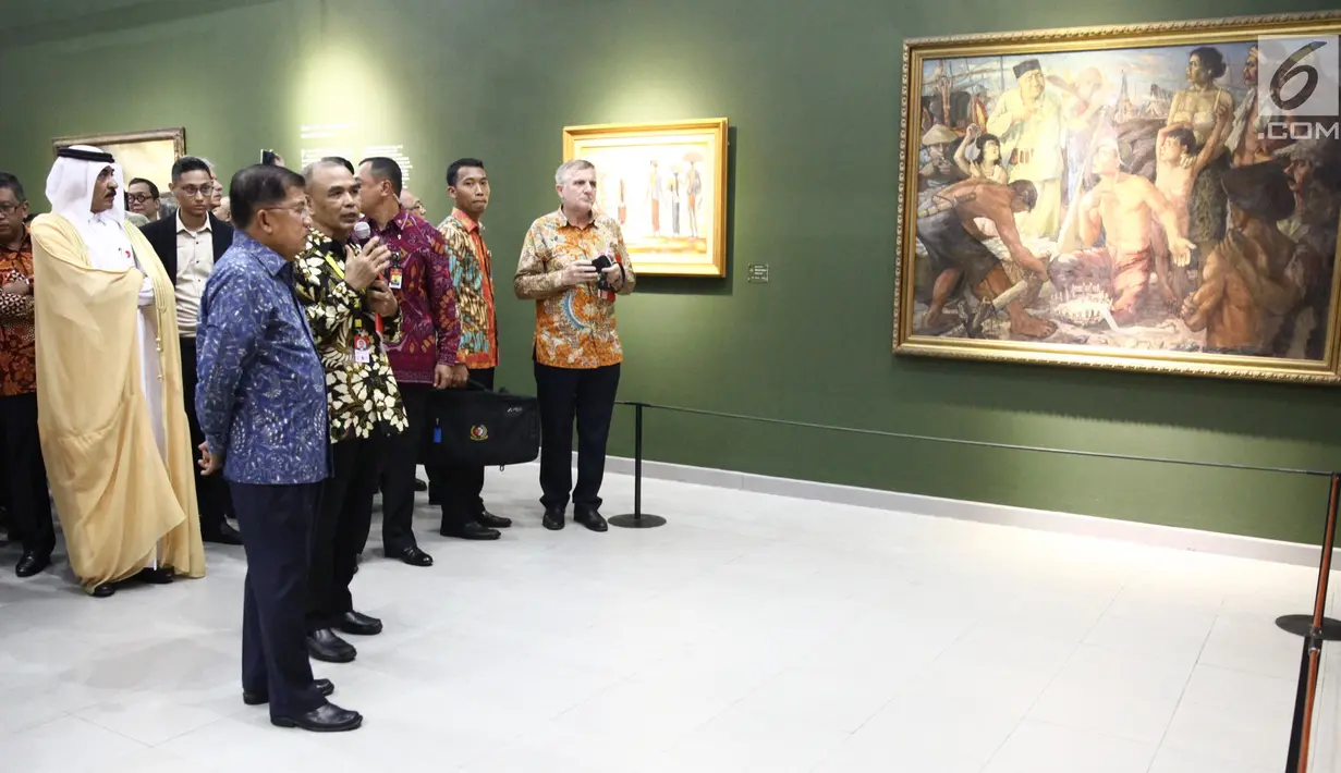 Wakil Presiden Jusuf Kalla melihat lukisan koleksi Istana di Galeri Nasional RI, Jakarta, Selasa (1/8). Pameran lukisan koleksi istana tersebut akan berlangsung hingga 31 agustus. (Foto/Tim Media Wapres)