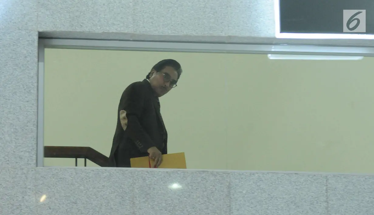 Pengacara Hotma Sitompul menuruni tangga usai menjalani pemeriksaan di Gedung KPK, Jakarta, Rabu (8/11). Hotma diperiksa terkait kasus dugaan korupsi KTP Elektronik. (Liputan6.com/Helmi Fithriansyah)