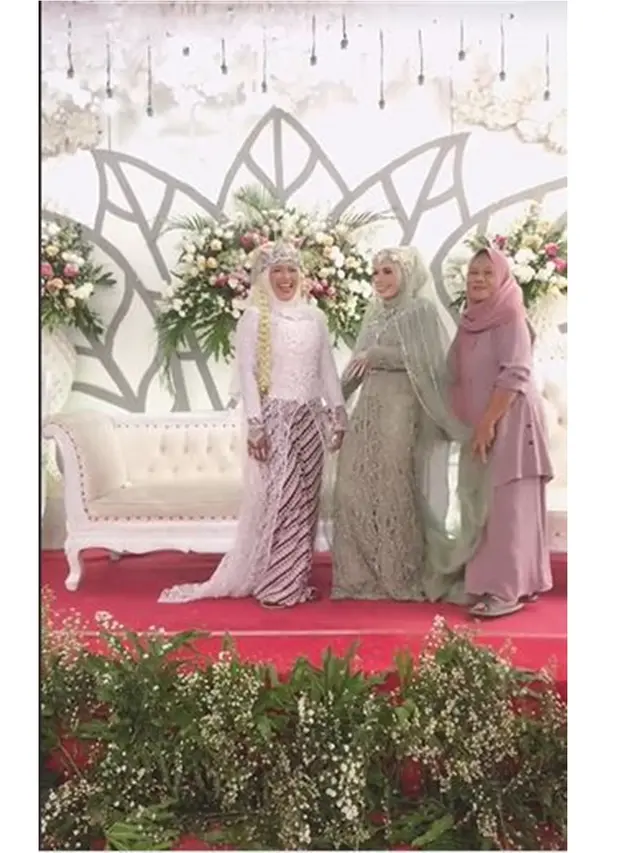 Viral Momen Pengantin Datang ke Pernikahan Tetangga, Duduk Bareng di Pelaminan