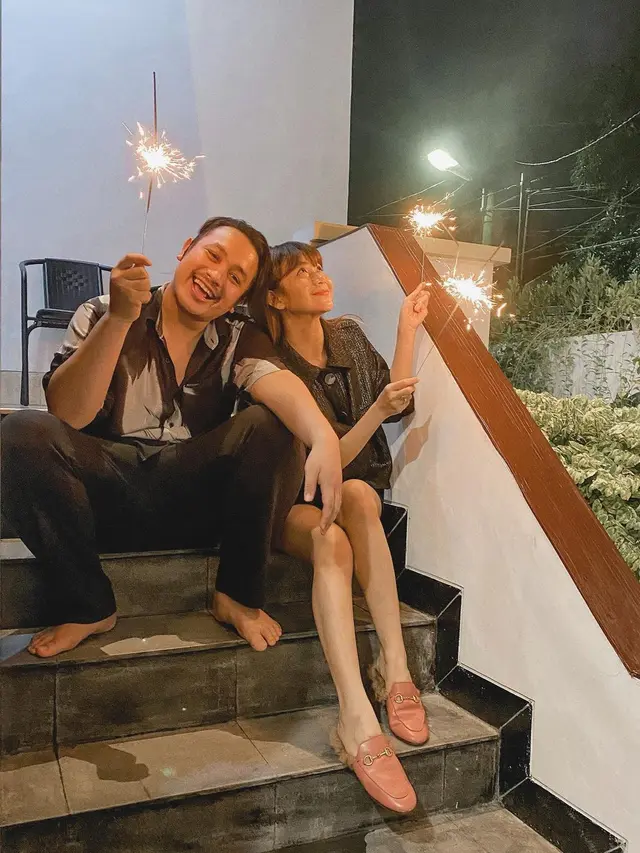 Gilang Dirga Positif COVID-19, Ini 6 Potret Perubahan Penampilannya dengan Kumis