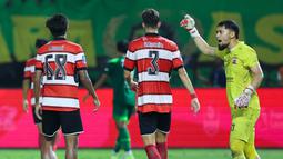 Kiper Madura United, Diky Indriyana, memberikan arahan kepada rekannya saat melawan Persebaya Surabaya pada laga BRI Super League di Stadion Gelora Bung Tomo, Surabaya, Jumat (17/04/2026). (Bola.com/M Iqbal Ichsan)