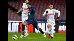 Penyerang Napoli, Gonzalo Higuain berusaha membawa bola melewati dua pemain Inter Milan pada laga serie A di stadion San Paolo, Italy (8/3/2015).  Napoli bermain imbang 2-2 dengan Inter Milan. (Reuters/Ciro De Luca)