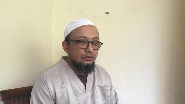 Penyidik Komisi Pemberantasan Korupsi (KPK) Novel Baswedan saat berbincang dengan Liputan6.com di kediamanya di kawasan Kelapa Gading. (Liputan6.com/Lizsa Egeham)