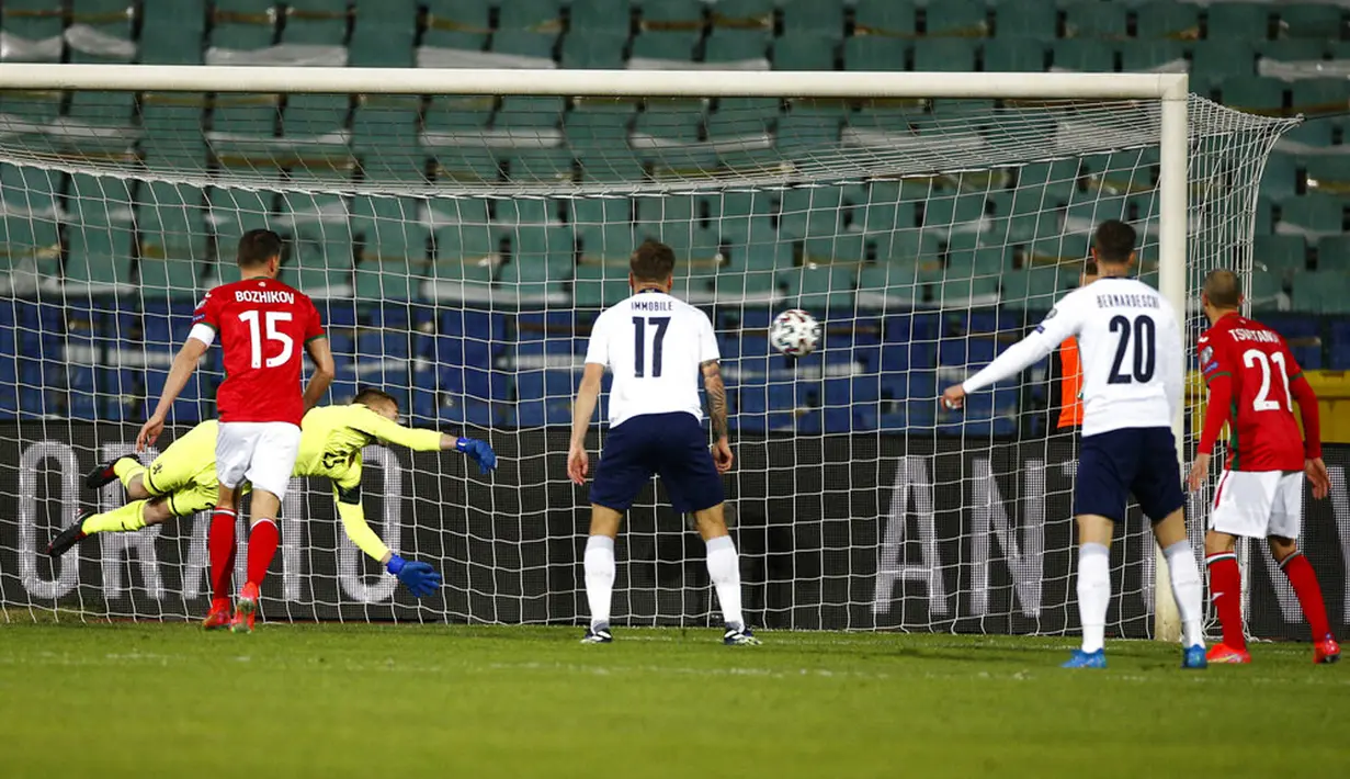 Manuel Locatelli (tidak dalam gambar) mencetak gol ke gawang Bulgaria pada pertandingan Grup C kualifikasi Piala Dunia 2022 di Stadion Vassil Levski, Sofia, Bulgaria, Minggu (28/3/2021). Italia menang dengan skor akhir 2-0. (AP Photo/Tony Uzunov)