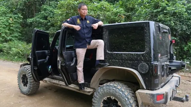 Menteri Energi dan Sumber Daya Mineral (ESDM) Ignasius Jonan dalam perjalanan mengunjungi PLTM Warabiai Sausapor, Desa Jokte Kecamatan Sausapor Kabupaten Tambrauw, Provinsi Papua Barat. (Istimewa)