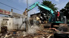 Sebanyak 157 bangunan liar di bantaran rel kereta api Jalan Raya Lenteng Agung, Jakarta Selatan, dibongkar paksa petugas PT KAI, Jakarta, Rabu (28/1/2015). (Liputan6.com/Miftahul Hayat)