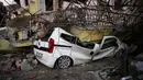Sebuah mobil hancur setelah sebuah bangunan runtuh akibat gempa di Samandag, Turki, 16 Februari 2023. Otoritas Turki mengatakan setidaknya 38.044 orang telah tewas, sementara pemerintah Suriah dan PBB mengatakan lebih dari 5.800 orang tewas di sana. (AP Photo/Francisco Seco)