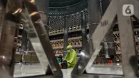 Jemaah saat beribadah di Masjid Istiqlal, Jakarta, Senin (22/2/2021). Di bagian dalam renovasi dimulai dari tempat wudhu, pemasangan 3500 lampu LED, dan kipas angin pada pilar serta Mihrab setinggi 17 meter dengan ornamen Asmaul Husna. (merdeka.com/Iqbal S Nugroho)