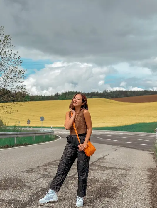 Penampilannya saat liburan tak luput dari sorotan. Menyesuaikan musim semi di Eropa, ibu Gempi itu kerap dengan outfit-outfit tipis. [Foto: IG/gisel_la].