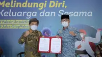Gubernur Jabar Ridwan Kamil saat menandatangani nota kesepahaman dengan Ketua KPPU RI terkait Sinergitas dalam Bidang Persaingan Usaha dan Pengawasan Kemitraan di Gedung Pakuan, Kota Bandung, Jumat (16/4/2021). (Foto: Biro Adpim Jabar)