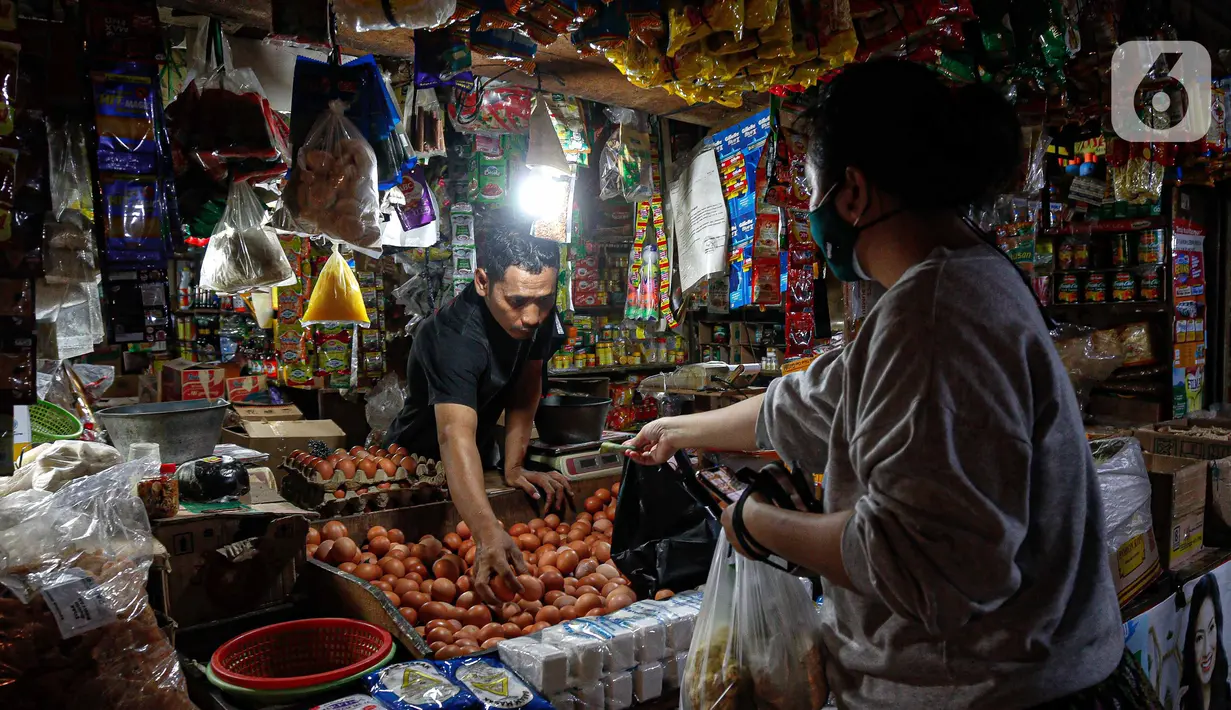 Pedagang dan pembeli melakukan transaksi jual beli di Pasar Tebet Timur, Jakarta, Rabu (11/8/2021). Pemerintah Provinsi (Pemprov) DKI Jakarta memutuskan untuk menjadikan sertifikat vaksinasi Covid-19 sebagai syarat memasuki berbagai tempat umum, termasuk pasar tradisional. (Liputan6.com/Faizal Fanan