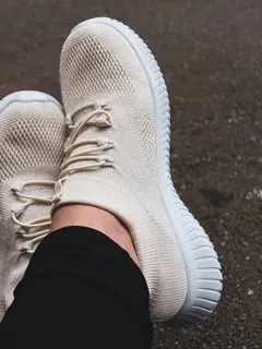 Setiap olahraga butuh sepatu berbeda. Temukan tips memilih sepatu yang tepat agar nyaman dan aman beraktivitas. (Foto: Alexas Fotos/Pixabay)