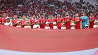 Pemain Timnas Indonesia menyanyikan lagu Indonesia Raya sebelum pertandingan melawan Timnas Kamboja dalam&nbsp;laga grup A Piala AFF 2022 yang berlangsung di Grup A Piala AFF 2022 di Stadion Utama Gelora Bung Karno, (SUGBK), Jumat (23/12/2022). (Bola.com/Bagaskara Lazuardi)