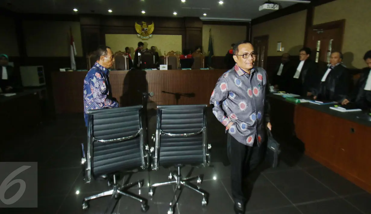 Terdakwa kasus korupsi pengadaan proyek e-KTP, Irman dan Sugiharto, usai menjalani sidang perdana di Pengadilan Tipikor Jakarta, Kamis (9/3). Keduanya menegaskan tidak akan mengajukan eksepsi atas dakwaan yang dibacakan JPU KPK (Liputan6.com/Helmi Afandi)