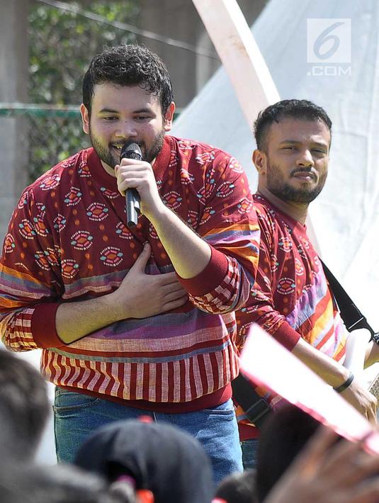 Penyanyi dangdut Ridho Rhoma saat tampil dalam Panggung Gembira di Semarang, Jawa Tengah, Sabtu (15/12). Penonton menikmati penampilan sejumlah penyanyi dengan berjoged bersama. (Liputan6.com/Gholib)