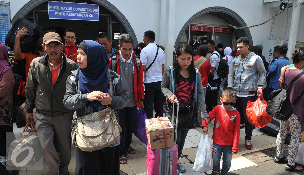 Para Pemudik saat menunggu dijemput di Stasiun Senen, Jakarta, Senin, (20/7/2015). Dipredeksikan lonjakan arus balik tak hanya terjadi pada H+3 saja, kemungkinan akan kembali terjadi di H+8. (Liputan6.com/Herman Zakharia)