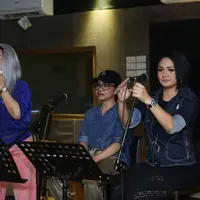 Latihan terus dilakukan oleh para personel 3 Diva. Trio vokal yang beranggotakan Krisdayanti, Titi DJ dan Ruth Sahanaya gelar latihan jelang konser bertajuk Live Exclusive Concert-3 Diva. (Nurwahyunan/Bintang.com)