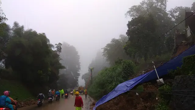 Longsor di jalur Puncak, Bogor pada Senin 5 Februari 2018.