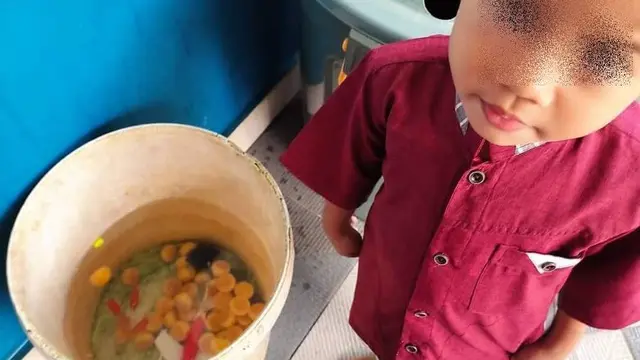 8 Potret Nyeleneh Bocah Ketika Lebaran, Panen Uang THR
