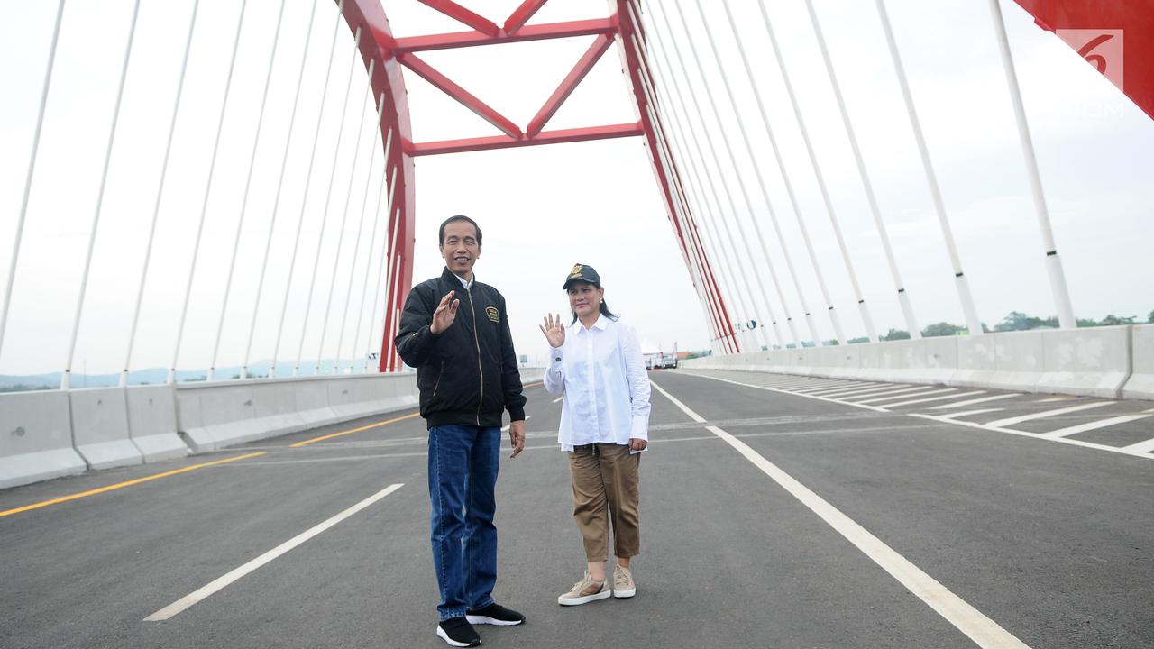 Gaya Jokowi Saat Resmikan Tiga Ruas Tol Trans Jawa