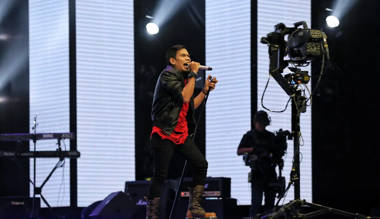 "Over all penampilan lu keren, sepatu keren. Malam ini yang istimewa adalah bagian teriaknya itu, spesial. Soalnya yang lainnya itu kayak kurang tinggi. Ingat, lagu rock itu harus full power," ujar Judika, Senin (13/2/2017). (Adrian Putra/Bintang.com)