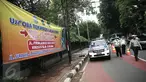 Petugas memasang pembatas jalan saat ujicoba rekayasa lalu-lintas di Jalan Tugu Proklamasi, Jakarta, Senin (23/5/2016). Rekayasa dilakukan mengingat banyak pelanggaran lalu lintas seperti lawan arus. (Liputan6.com/Faizal Fanani)