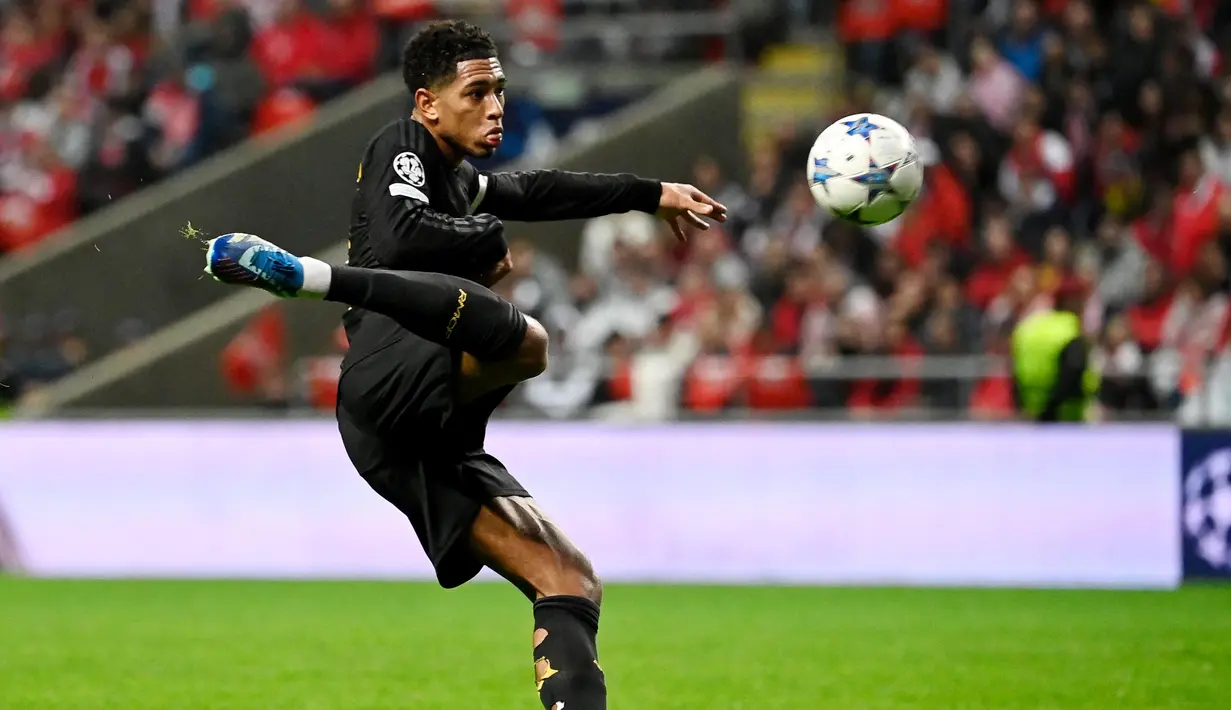 Pamain Real Madrid, Jude Bellingham, melepaskan tendangan saat melawan Braga pada matchday 3 Liga Champions 2023/2024 di Stadion Municipal, Rabu (25/10/2023). Musim ini, di semua kompetisi, Jude Bellingham sanggup mencetak 11 gol dari 12 pertandingan. (AFP/Miguel Riopa)
