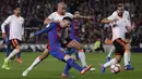 Bintang Barcelona, Lionel Messi, berusaha mengirim umpan saat melawan Valencia. Bermain di kandang, La Blaugrana menguasai jalannya laga dengan statistik penguasaan bola mencapai 73 persen. (AP/Manu Fernandez)