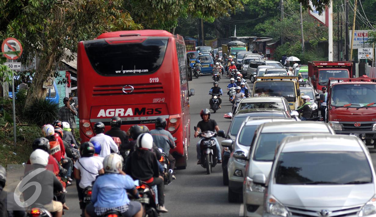 Pemandangan lalu lintas di kawasan Puncak Bogor, Jawa Barat, Jum'at (6/5). Libur panjang dimanfaatkan sejumlah warga untuk berlibur di kawasan Puncak Bogor. (Liputan6.com/Johan Tallo)