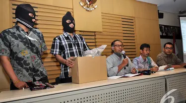 KPK menggelar barang bukti terkait operasi tangkap tangan kasus gratifikasi Ketua DPRD Bangkalan KH.Fuad Imron, Selasa (2/12/2014). (Liputan6.com/Miftahul Hayat)