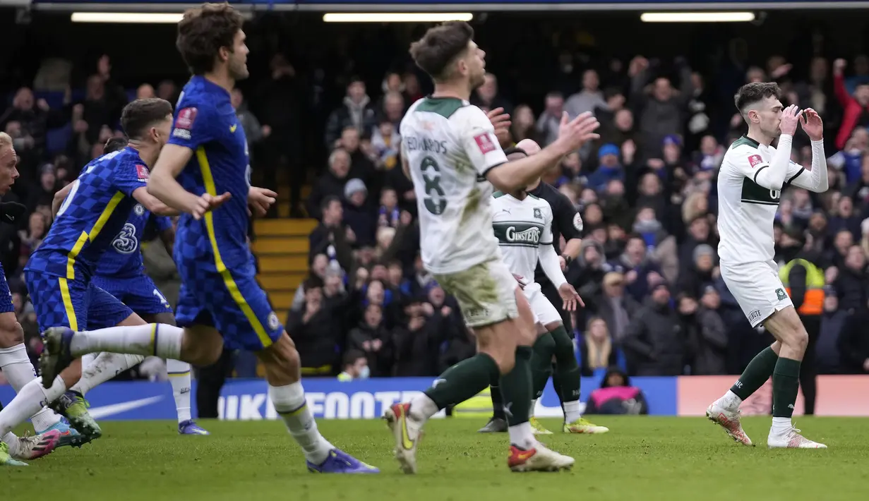 Namun eksekusi yang diambil Ryan Hardie (kanan) sendiri dan diarahkan ke pojok kiri gawang mampu ditangkap dengan sempurna oleh Kepa Arrizabalaga. (AP/Matt Dunham)