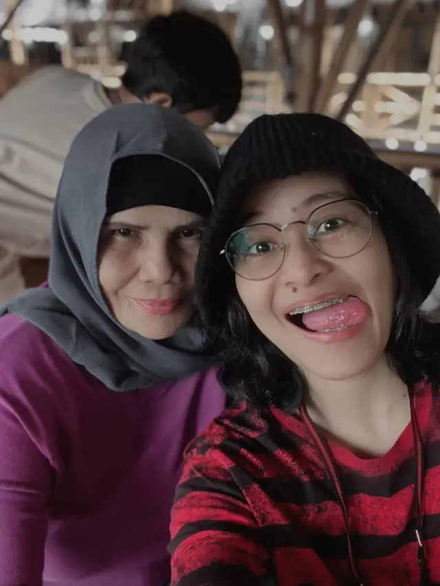 6 Potret Kenangan Mita The Virgin dan Ibunda Tercinta yang Telah Berpulang