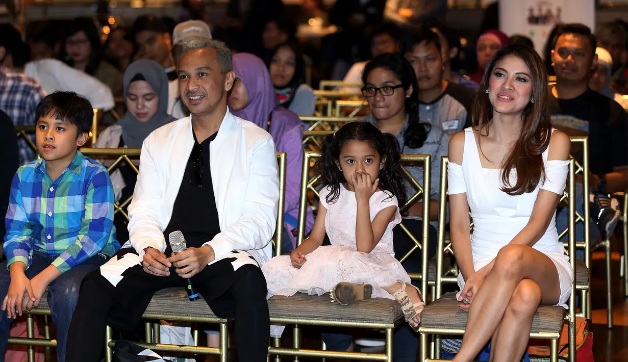 Giring bersama keluarganya akan mengunggah vidio pribadinya di vidio.com. Termasuk tips-tips akan dibagikan Giring. (Andy Masela/Bintang.com)