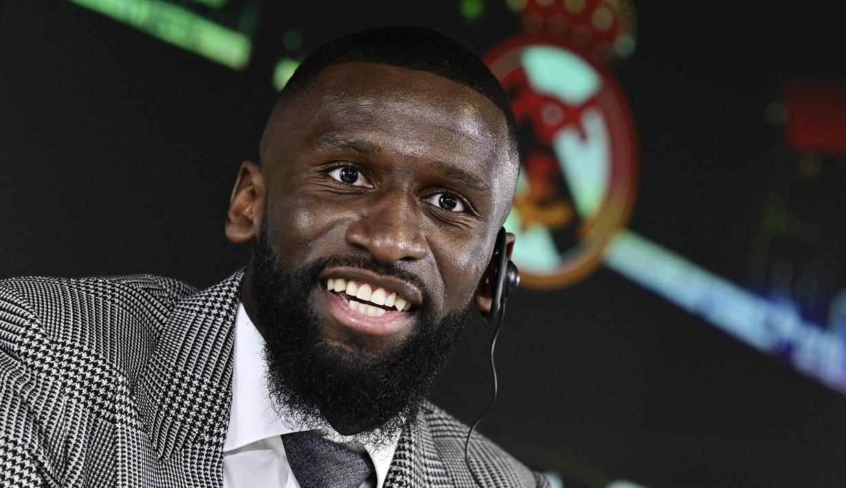 Antonio Rudiger. Bek tengah berusia 29 tahun ini baru saja didatangkan Real Madrid dari Chelsea dengan status bebas transfer untuk mengarungi musim 2022/2023. Bersama Chelsea yang diperkuatnya selama 5 musim, ia total tampil dalam 202 laga di semua ajang dengan torehan 12 gol dan 7 assist. Berbagai gelar bergengsi telah diraihnya bersama The Blues, di antaranya 1 gelar Piala FA, 1 Liga Champions dan 1 Liga Europa. (AFP/Javier Soriano)