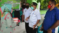 Foto : Wali Kota Kupang, Jefri Riwu Kore, saat memberi bantuan ke panti asuhan (Liputan6.com/Ola Keda)
