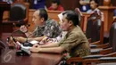 Biro Hukum KPK, Rasamala Aritonang (kiri) saat mengikuti sidang Uji Materi UU KPK di Gedung MK, Jakarta, Selasa (30/6). Sidang tersebut menghadirkan perwakilan Biro Hukum KPK guna menguji materi UU No.30 Tahun 2002. (Liputan6.com/Faizal Fanani)