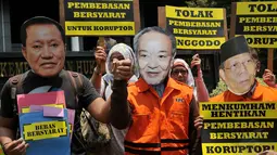 Di depan kantor Kemenkum HAM, massa Koalisi Masyarakat Sipil Anti-Korupsi menolak pembebasan bersyarat kepada koruptor, Jakarta, (22/9/14). (Liputan6.com/Johan Tallo)