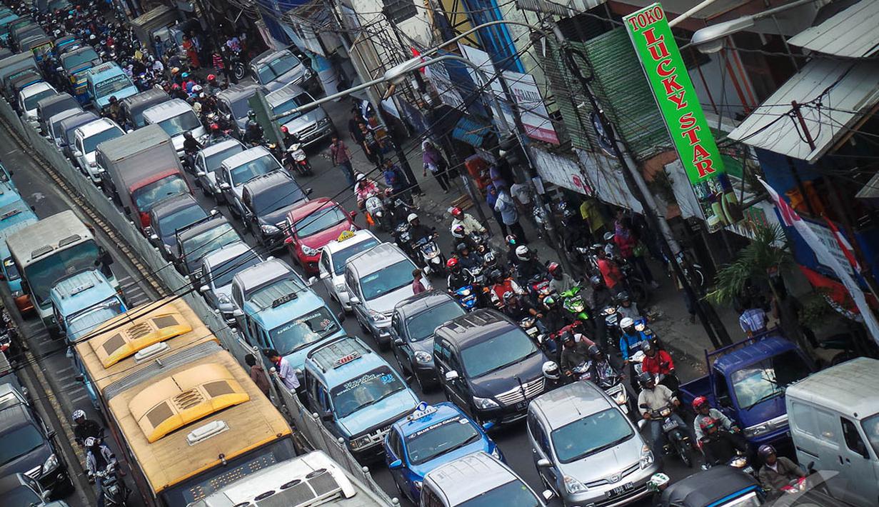 Selain karena jalan yang semakin menyempit. Para pengendara yang berhenti melihat pembongkaran ruko juga menjadi penyebab macetnya jalan di Jatinegara Barat, Jakarta Timur, Kamis (28/8/2014) (Liputan6.com/Faizal Fanani)