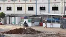 Pekerja berada di lokasi proyek revitalisasi Terminal Terpadu Depok atau Metro Stater di lahan terminal di Jalan Margonda Raya, Depok, Jawa Barat, Kamis (6/9). (Liputan6.com/Immanuel Antonius)
